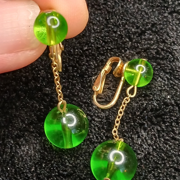 5$ Vtg Green Glass and Gold Drop Clip-On Earrings - Picture 3 of 7
